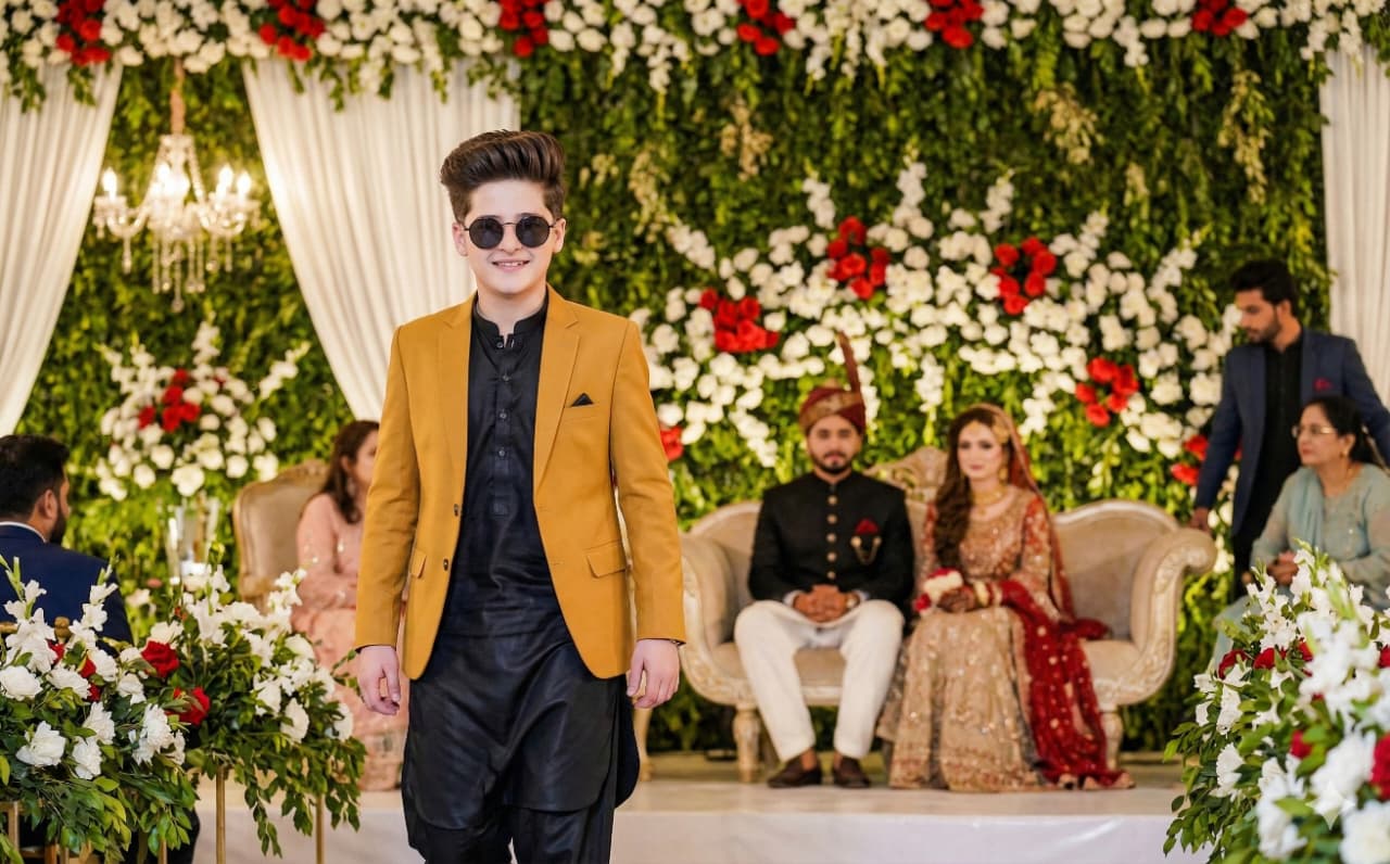 Elegance in Style: Young Guest Steals the Spotlight at a Beautiful Wedding Event